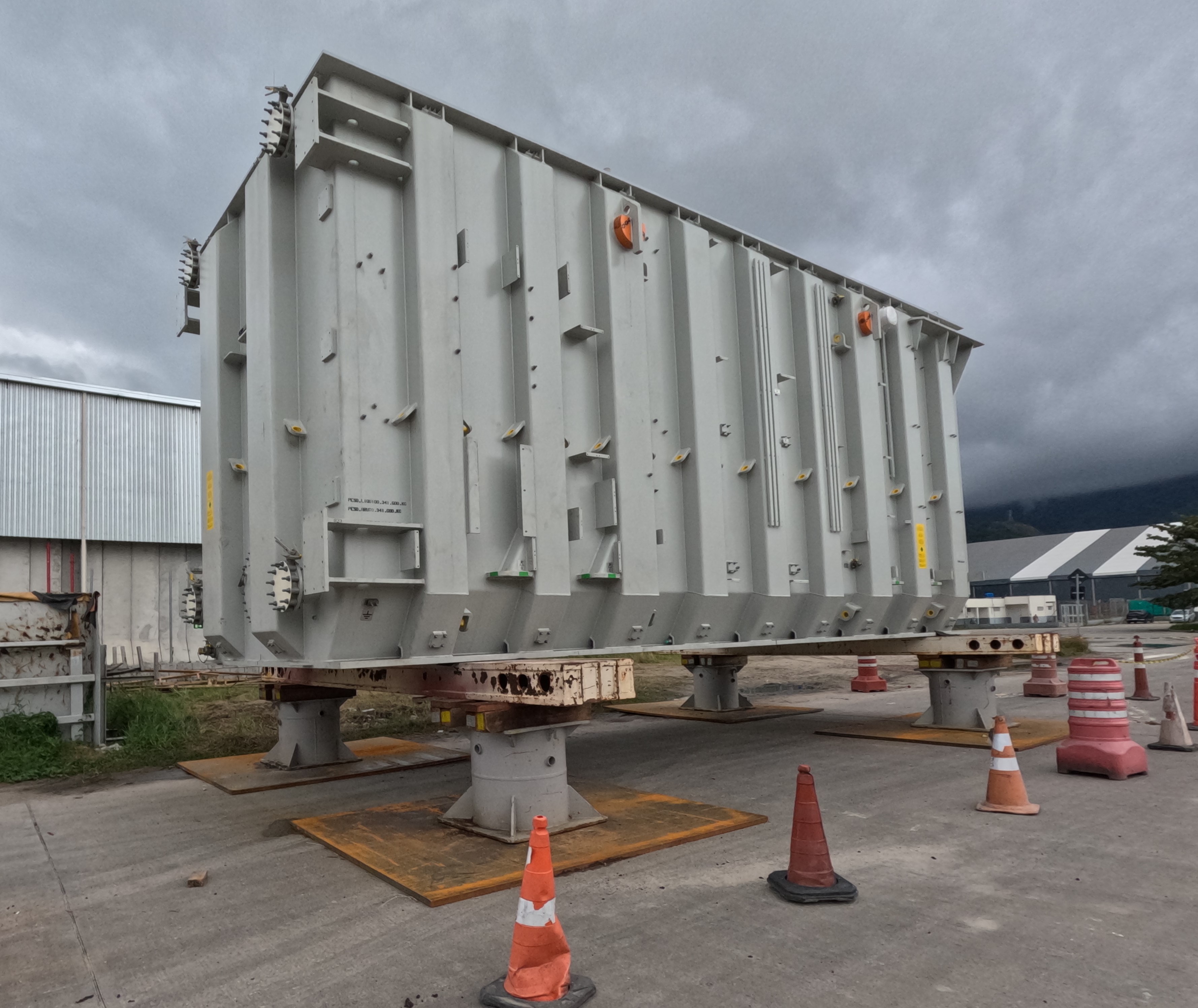 Porto de São Sebastião recebe mega transformador de 845 toneladas em operação inédita em SP