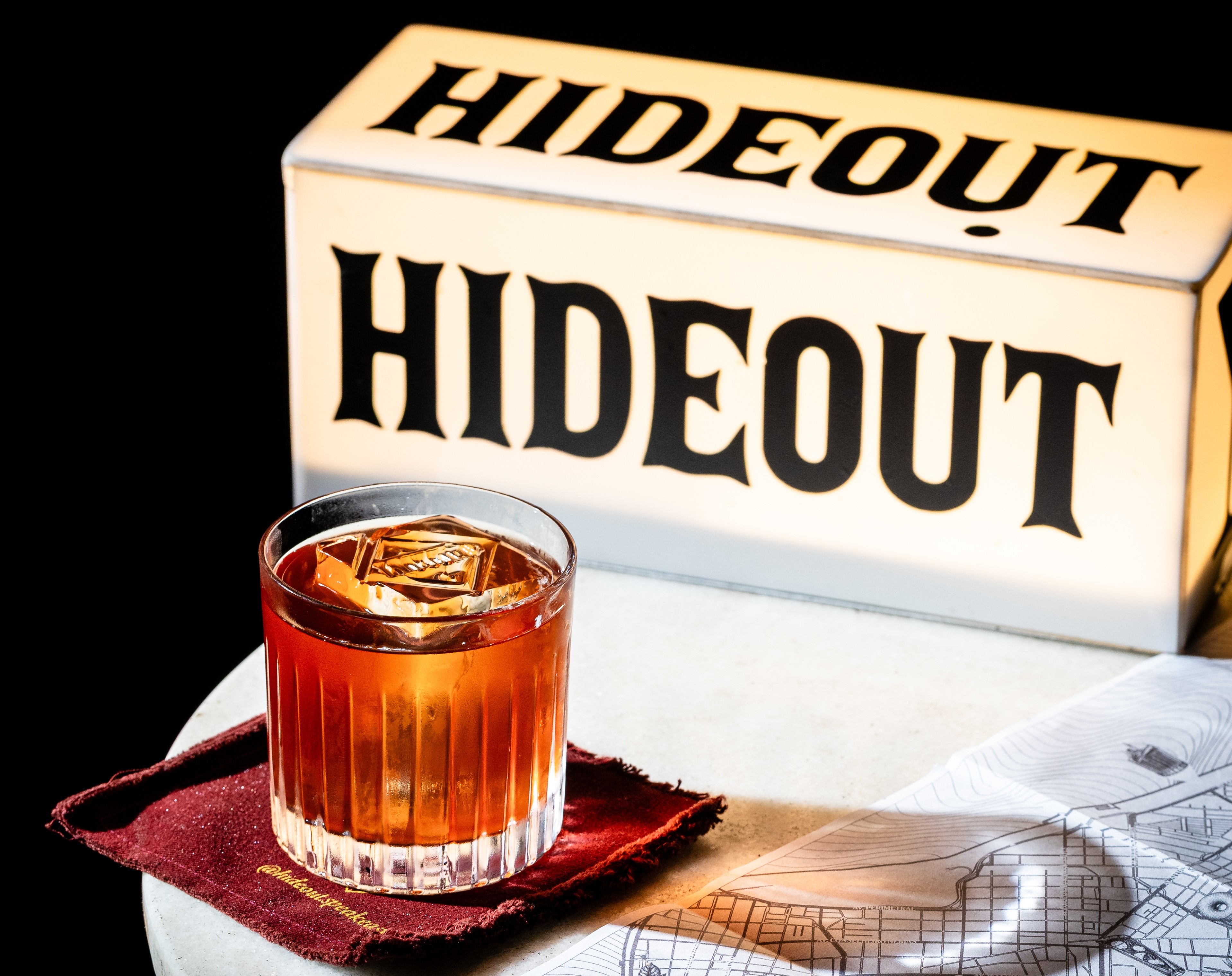 Hideout Speakeasy celebra sete anos com nova carta inspirada em Santos e na cena gastronômica da cidade