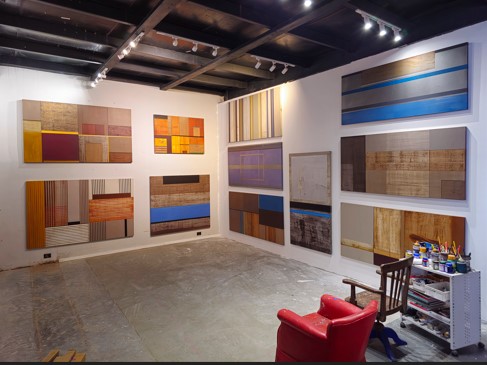 Exposição em Santos transforma pintura em experiência sensorial