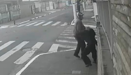 Mulher é vítima de tentativa de assalto em plena luz do dia em São Vicente; VÍDEO