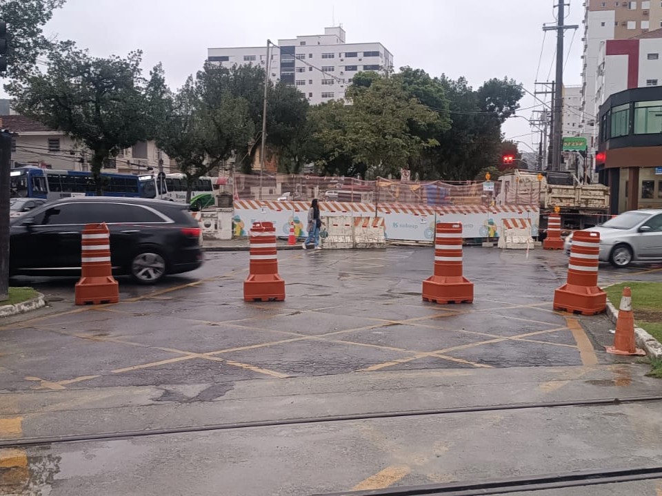 Obra da Sabesp no Canal 2 libera uma faixa ao tráfego em Santos até 16 de maio