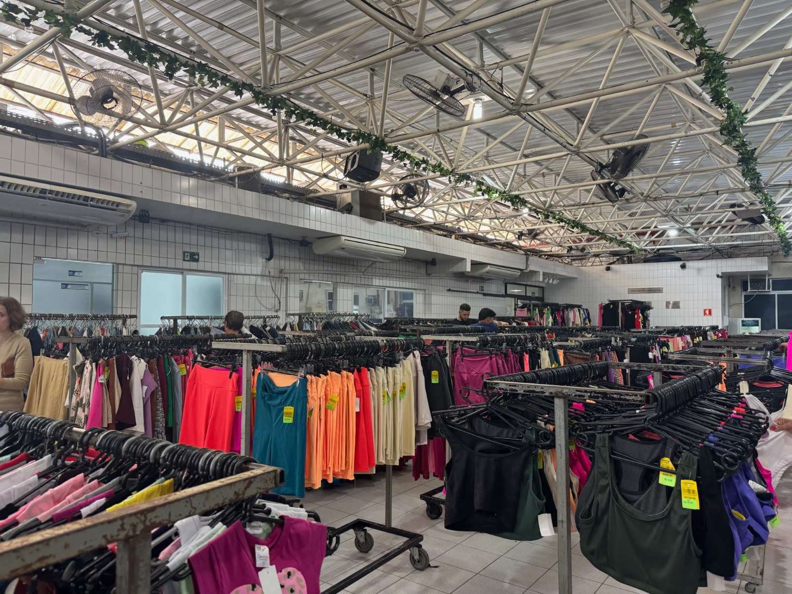 Santos recebe outlet solidário com peças com até 80% de desconto
