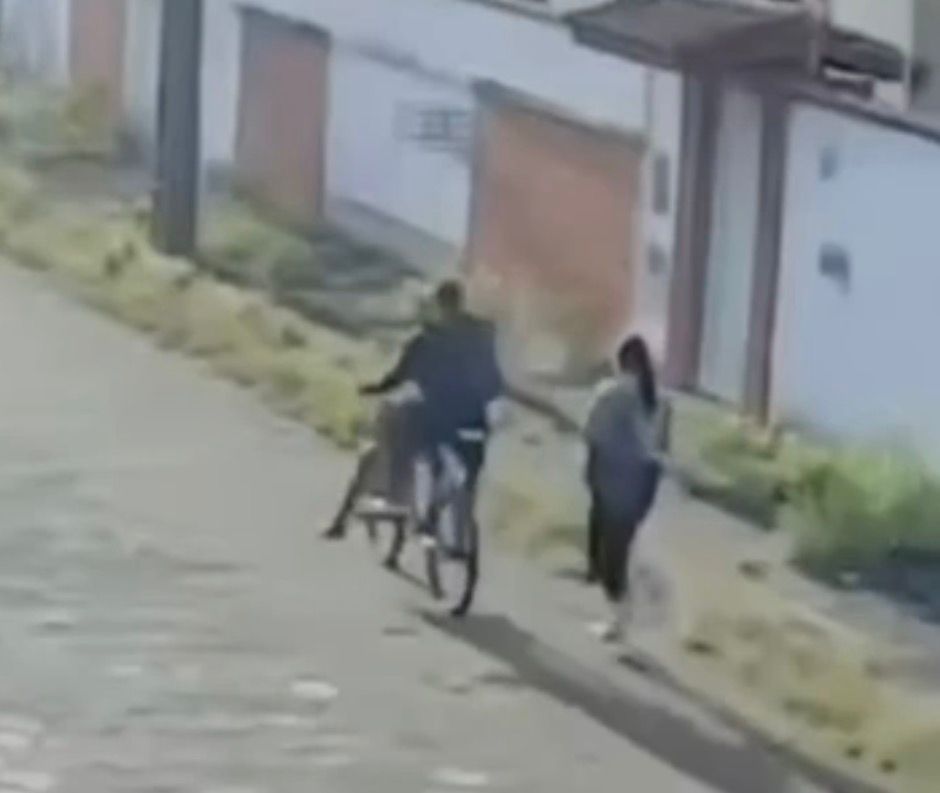 Mulher tem celular roubado durante o dia em Itanhaém; VÍDEO