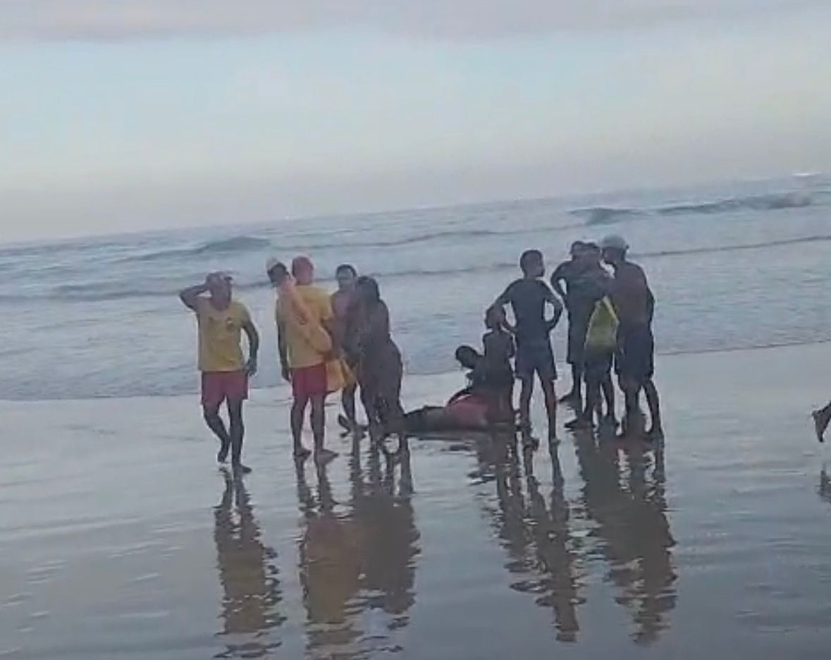 Guarda-vidas é agredido durante briga generalizada na Enseada; VÍDEO