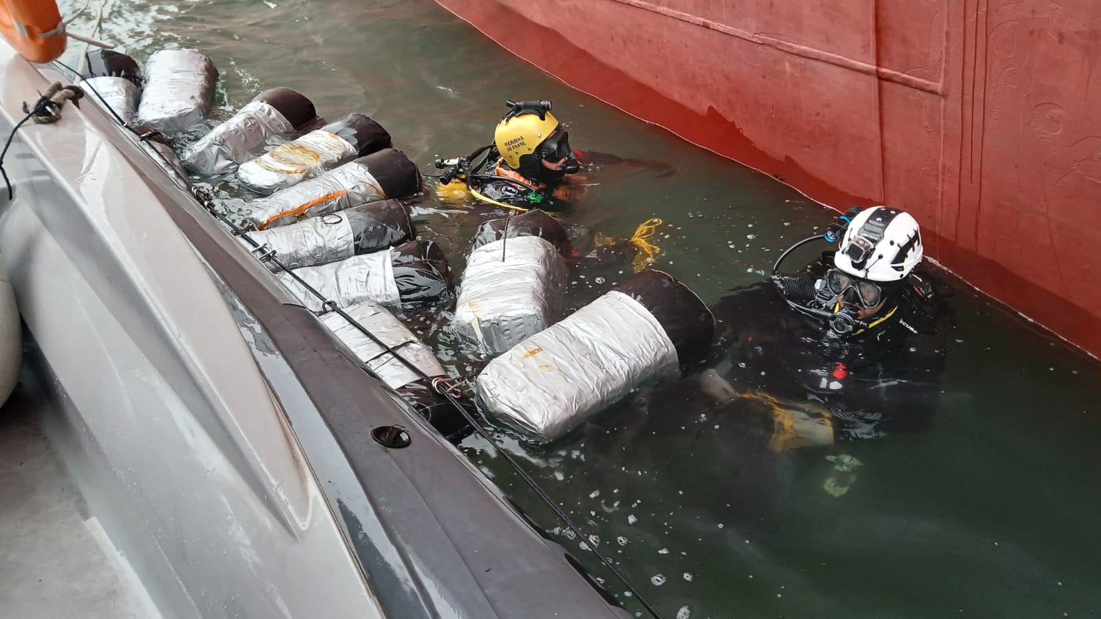 Mergulhadores de força-tarefa federal acham 341kg de cocaína em casco de navio no Porto de Santos