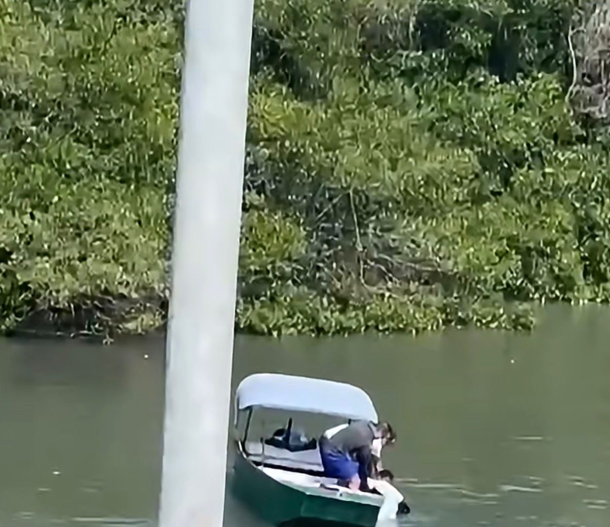 Homem é arremessado no mar após acidente em ponte de São Vicente
