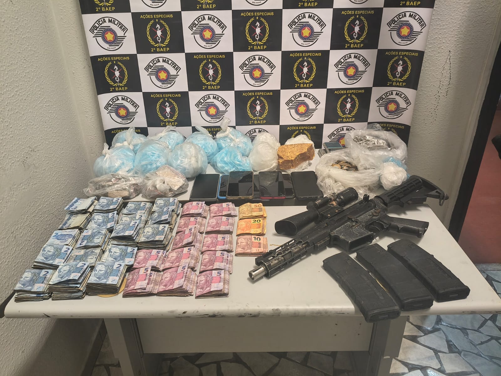 Baep apreende fuzil e mais de 3kg de drogas no Morro São Bento, em Santos