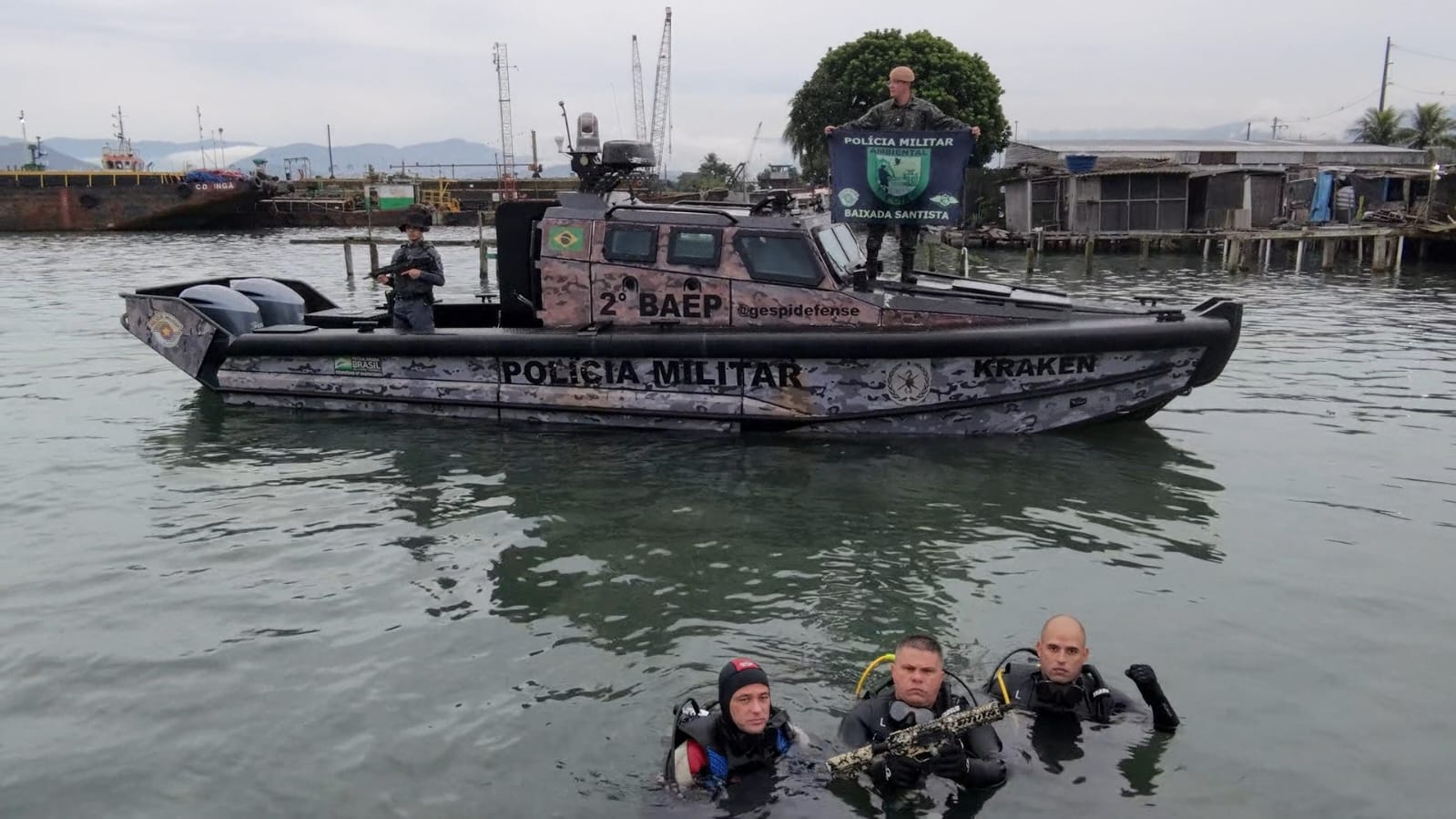 Fuzil de guerra e munições são retirados do fundo do canal de Santos; VÍDEO