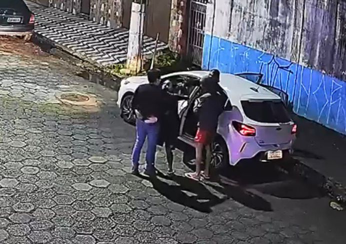 Grupo de criminosos rende condutor e veículo é localizado em Santos; VÍDEO