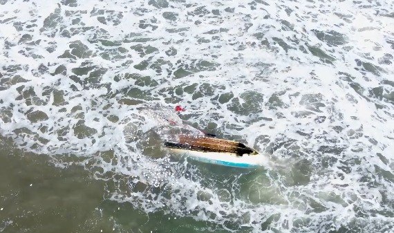 Surfista e guarda-vidas do GBMar salvam pescadores após barco naufragar em Peruíbe; VÍDEO