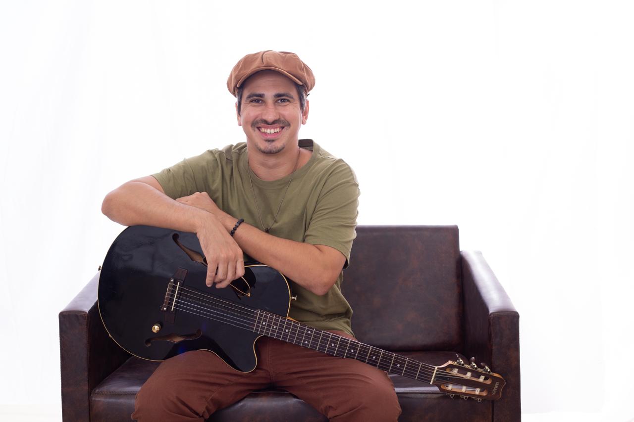 Som das Palafitas Regional realiza primeira apresentação no Museu do Surf com show de Diego Alencikas e banda