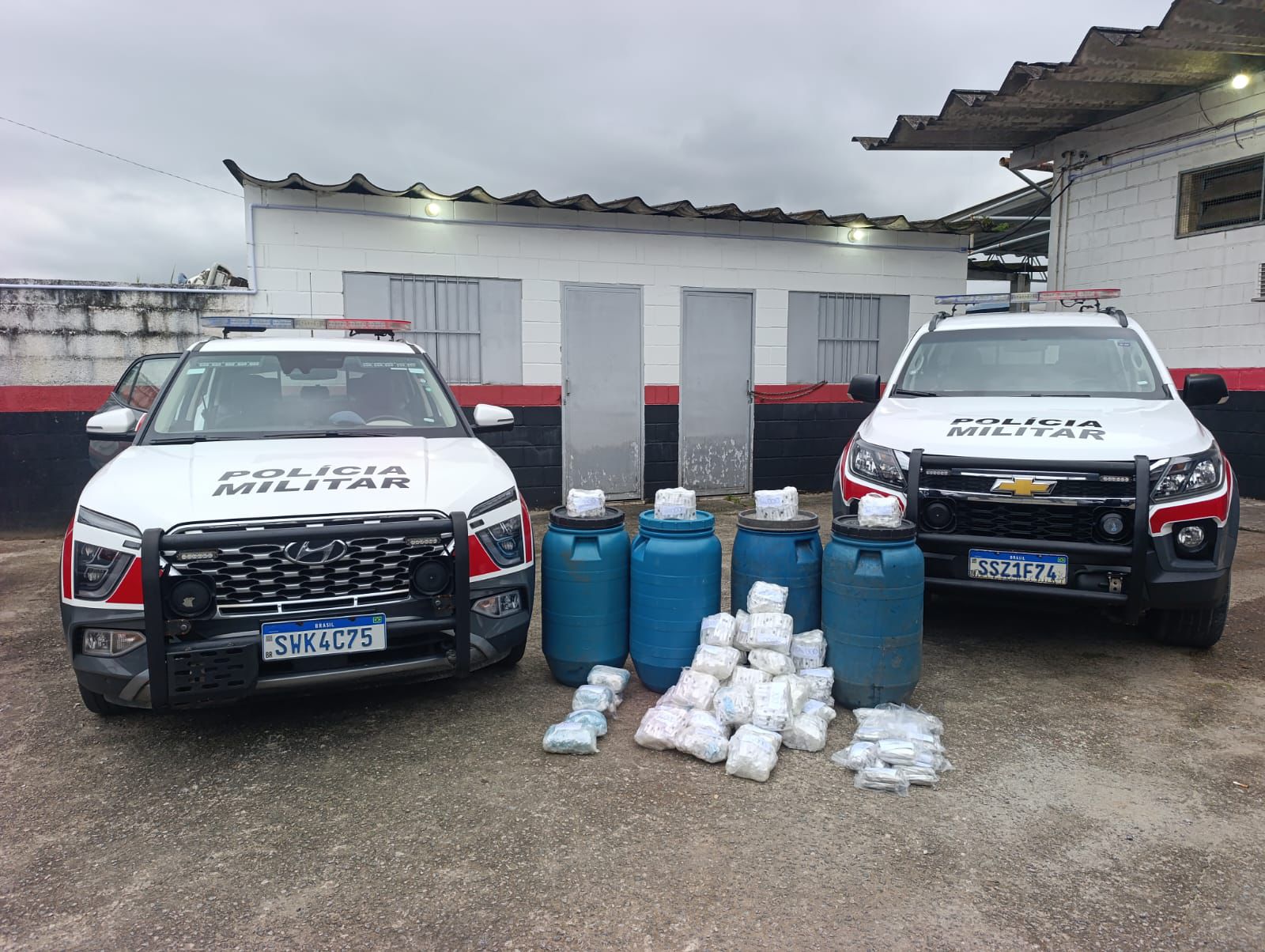 Polícia Militar apreende mais de 22 quilos de drogas armazenadas em tóneis em Bertioga