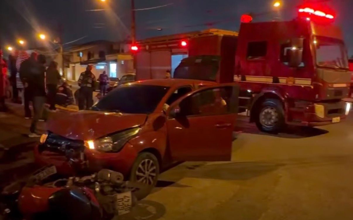 Motociclista tem ferimentos na cabeça após colidir com carro em São Vicente