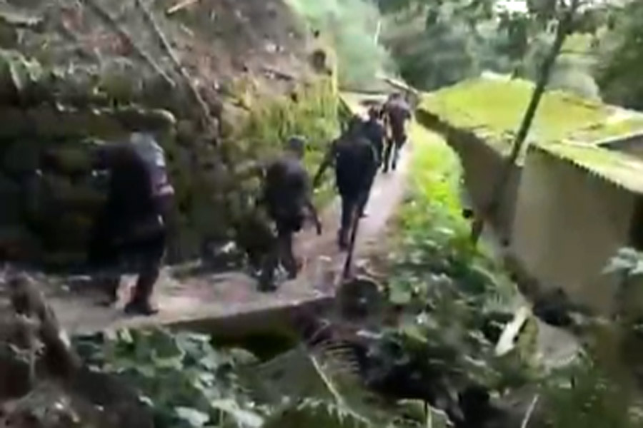 PMs trocam tiros com criminosos durante operação no Morro do José Menino, em Santos; VÍDEO