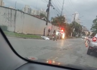 Motociclista sem habilitação morre após colidir contra poste em Guarujá