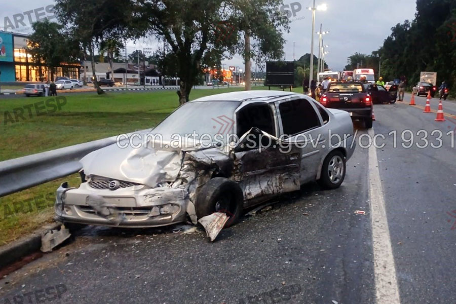 Colisão frontal entre veículos deixa dois feridos em rodovia de Bertioga