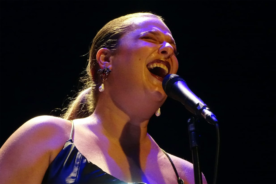 Alice Caymmi leva tributo emocionante à Nana Caymmi no Festival O Som das Palafitas, em Santos