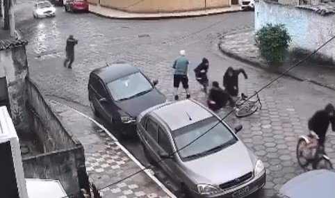 Homem armado atira contra bandidos e impede idoso de ser assaltado em Cubatão; VÍDEO