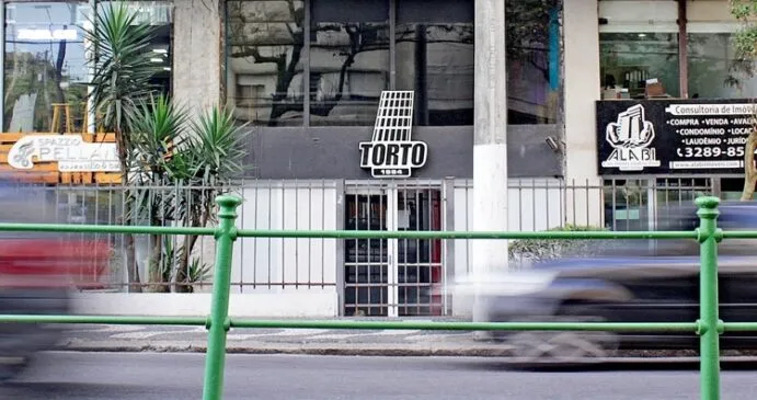A história do lendário Bar do Torto e a luta dos condomínios inclinados em Santos