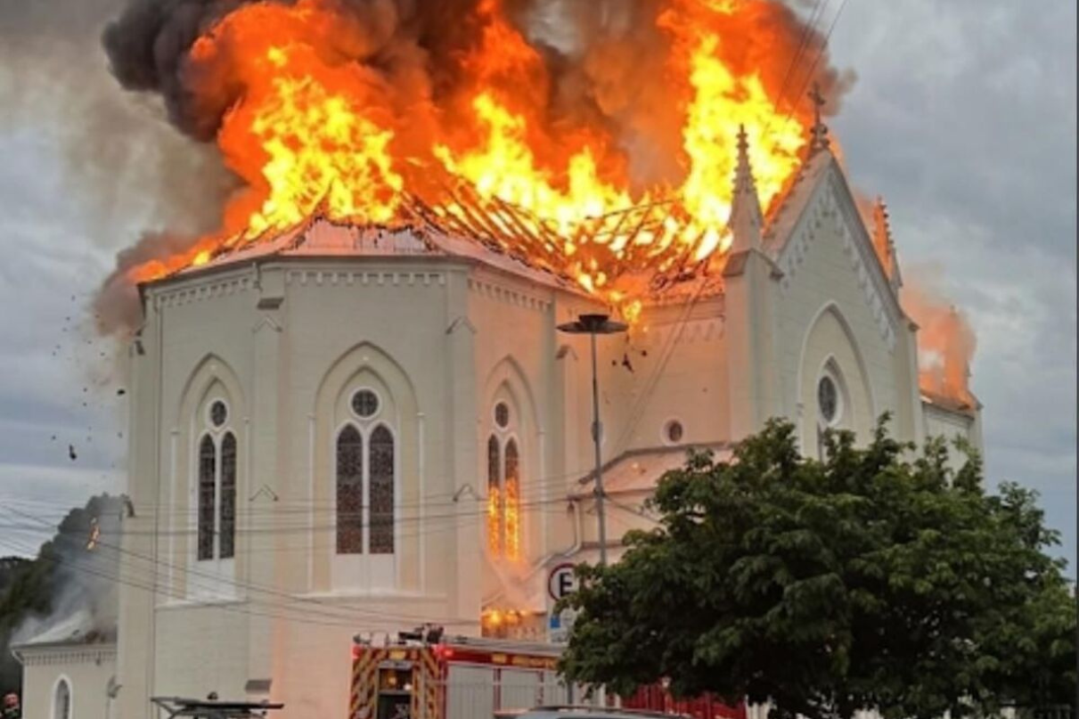 Incêndio destrói igreja centenária em Flores da Cunha (RS)