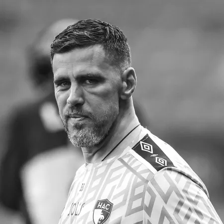 Ex-meia do Lyon morre aos 43 anos a caminho de jogo de lendas na França