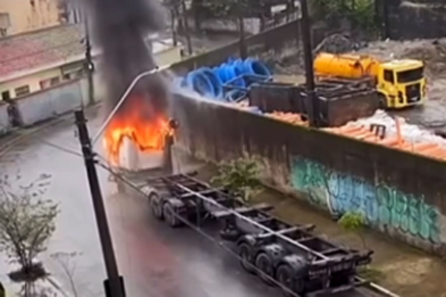 Cabine de caminhão fica destruída após pegar fogo no Estuário, em Santos; VÍDEO