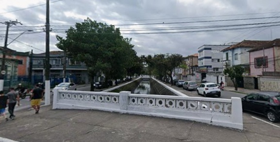Mulher é resgatada sem sinais vitais após cair em canal de Santos