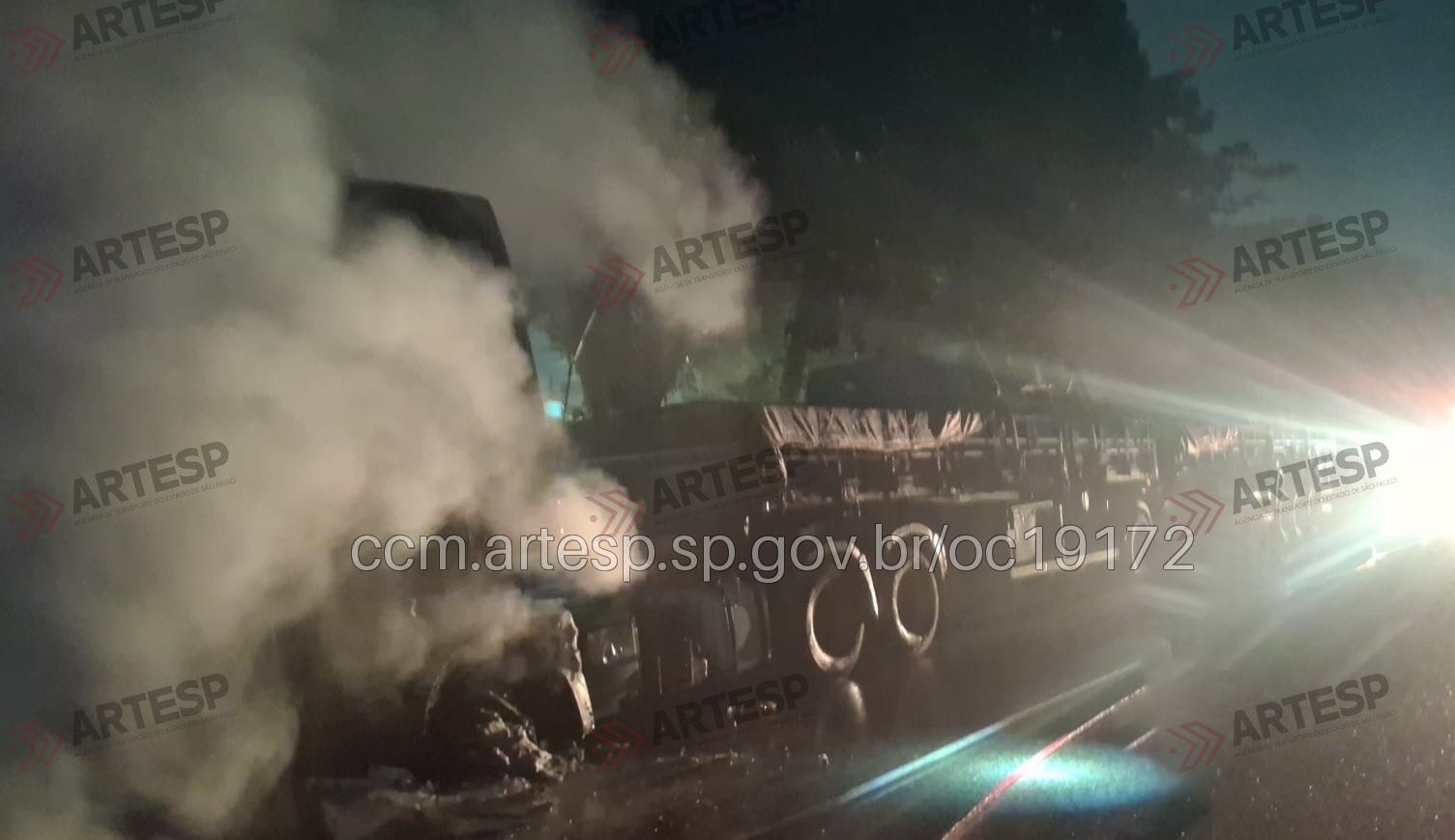 Cabine de carreta carregada com piso cerâmico é destruída por incêndio na Cônego, em Guarujá