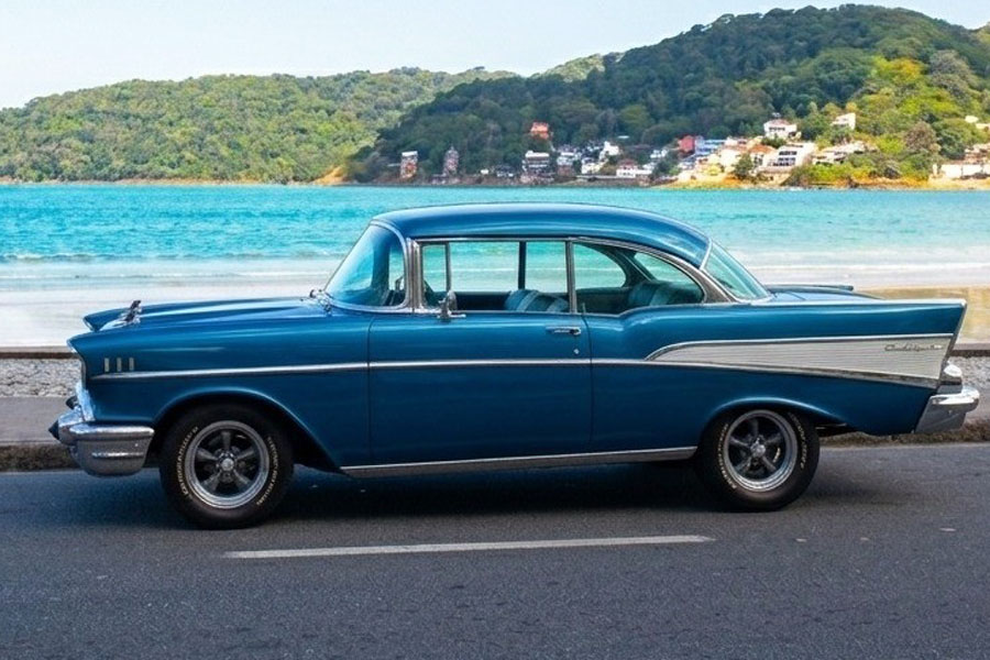 São Vicente recebe encontro de carros clássicos na Praia do Gonzaguinha