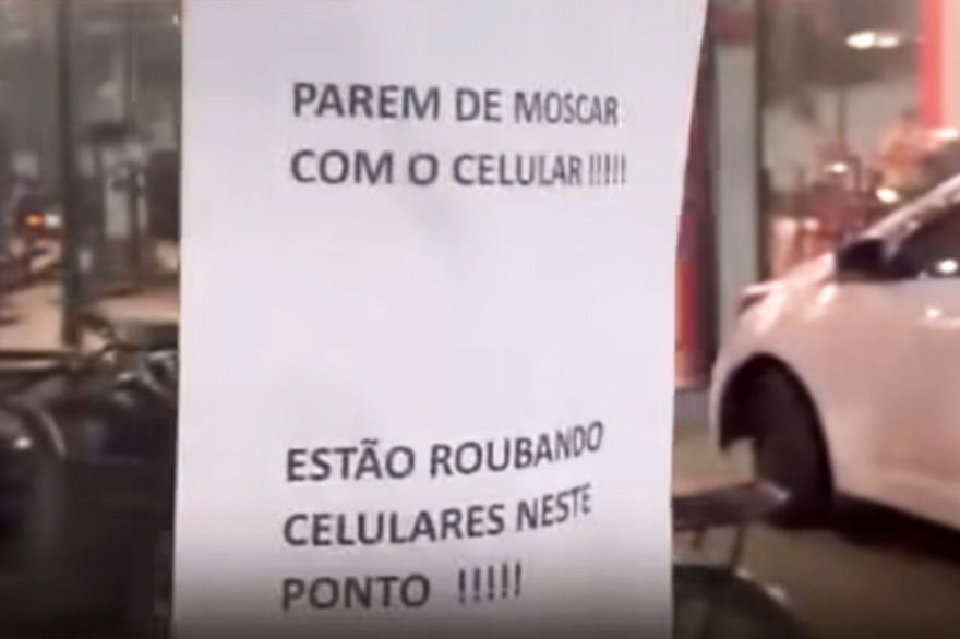 Panfleto alerta para roubos de celulares em ponto de ônibus em Praia Grande: 