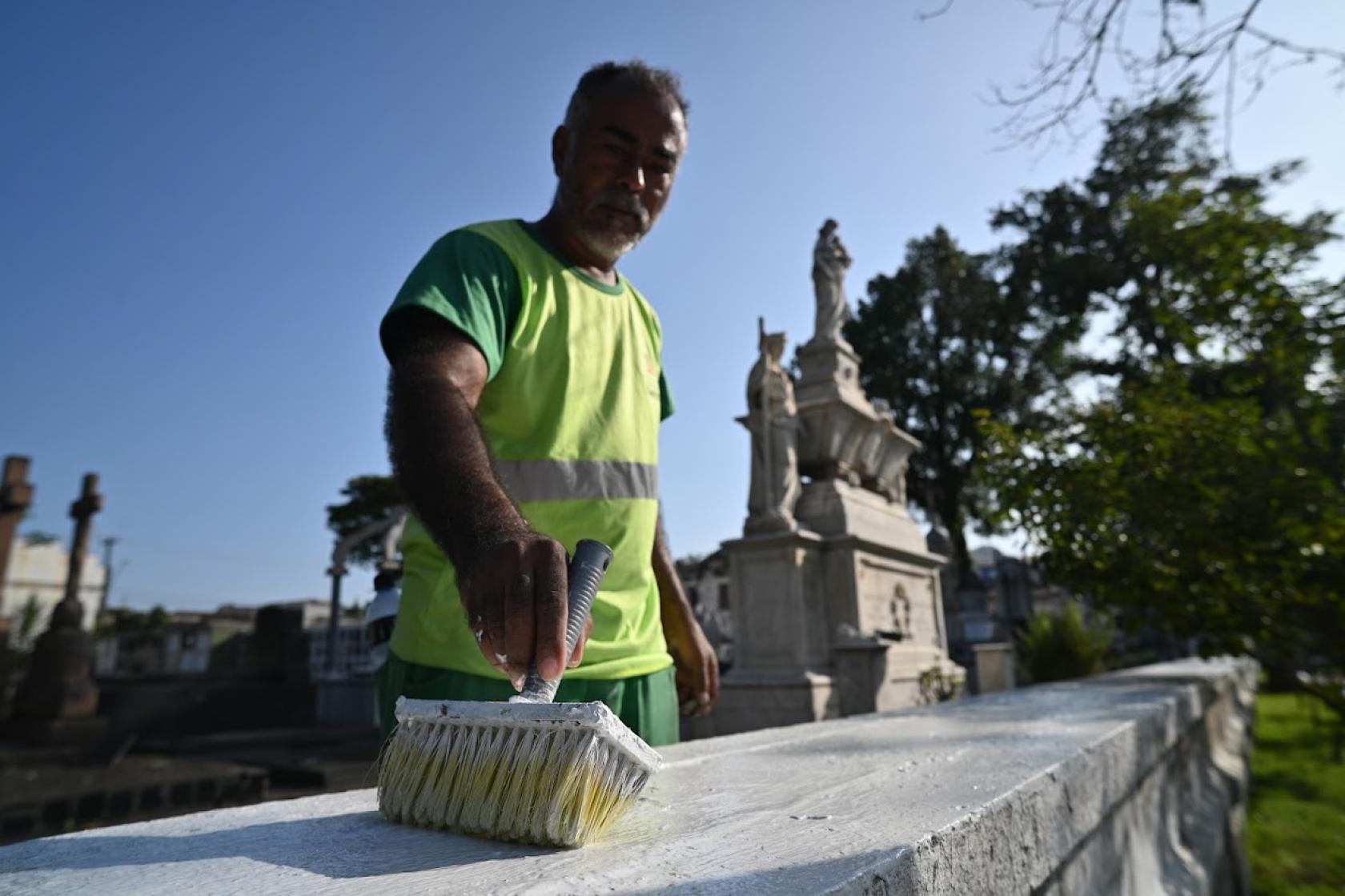 Santos intensifica preparação dos cemitérios para o Dia das Mães