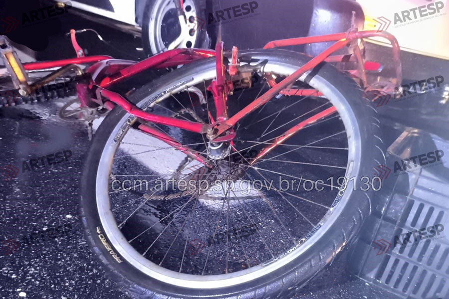 Ciclista morre após ser atingido por moto e atropelado por van na Padre Manoel da Nóbrega