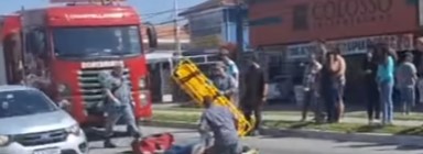 Ônibus colide com motoneta e condutor fica ferido em Santos