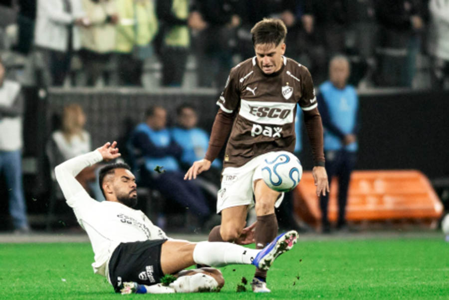 Em noite terrível de Hugo Souza, Corinthians perde para o Platense pela Libertadores