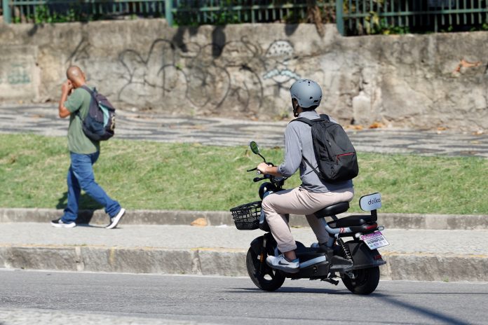 Crescimento das motos elétricas na Baixada Santista amplia debate sobre segurança e fiscalização