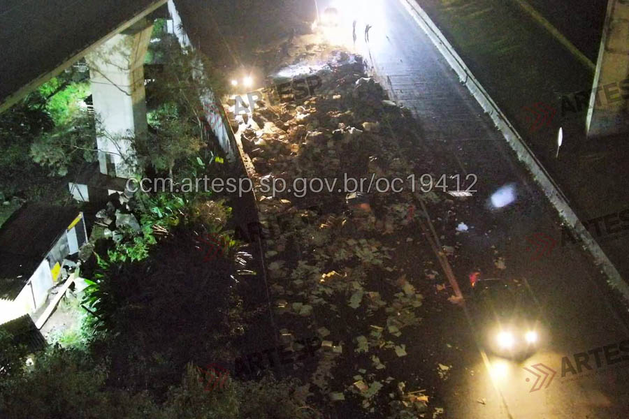 Carreta tem falha mecânica e derruba carga na Rodovia Padre Manoel da Nóbrega
