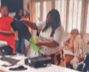 Idosa é presa após desacatar funcionárias e causar danos a um Laboratório em Itanhaém