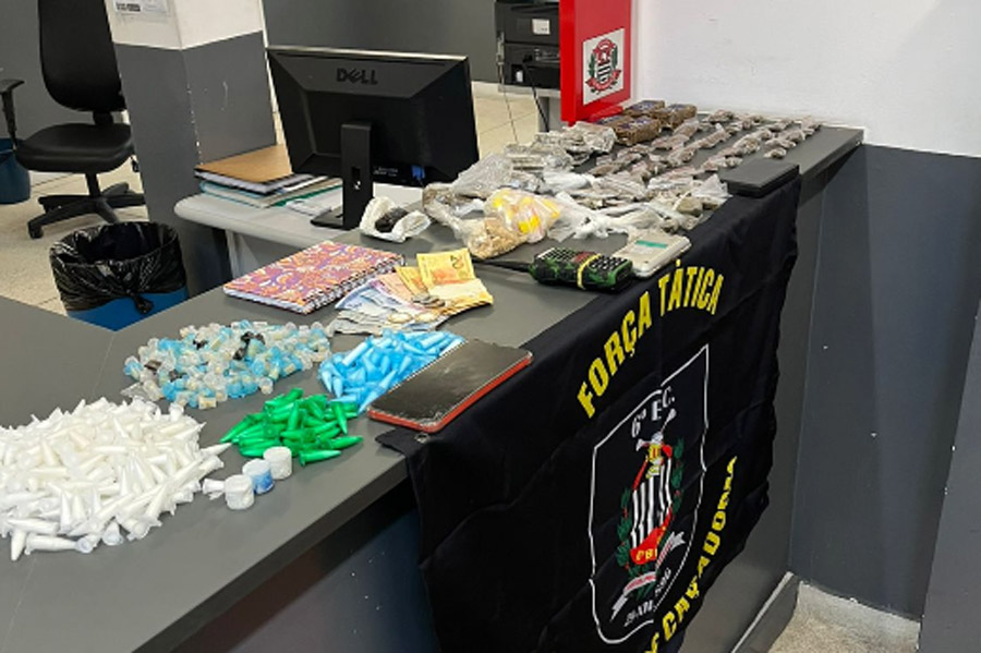 PMs trocam tiros com criminosos em morro de Santos; drogas foram apreendidas