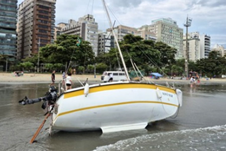 Embarcação é 'arrastada' por ventos fortes e vai parar na faixa de areia da orla de Santos