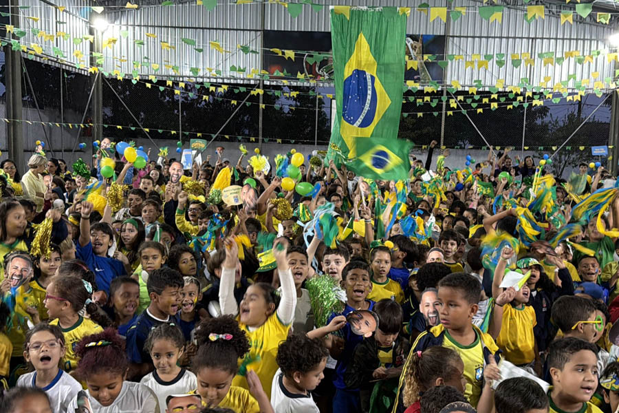 Mais de 500 crianças celebram convocação de Neymar na escola onde ele estudou em São Vicente