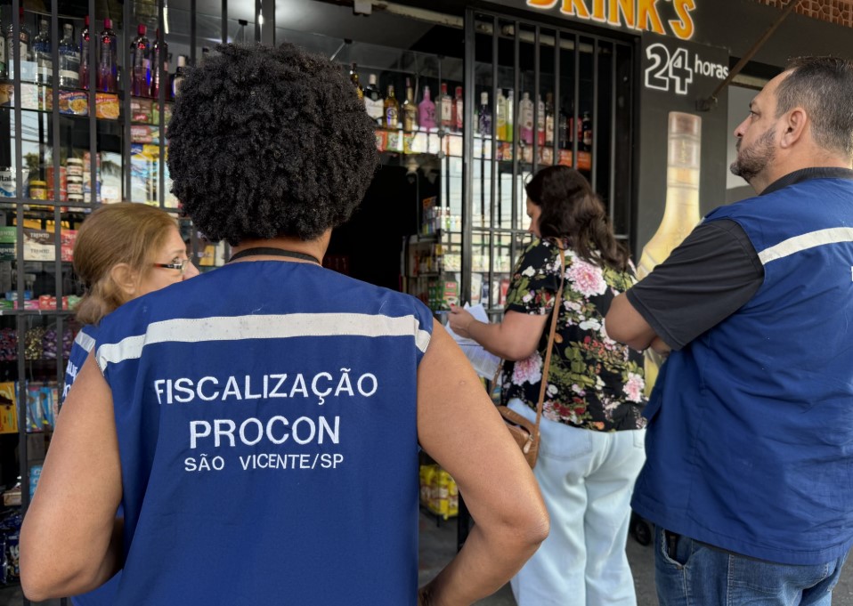 Fiscalização em São Vicente apreende bebidas irregulares no comércio da Cidade