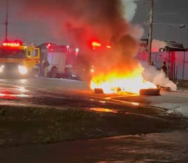 Incêndio de grande proporção em pneus causa interdição em Guarujá
