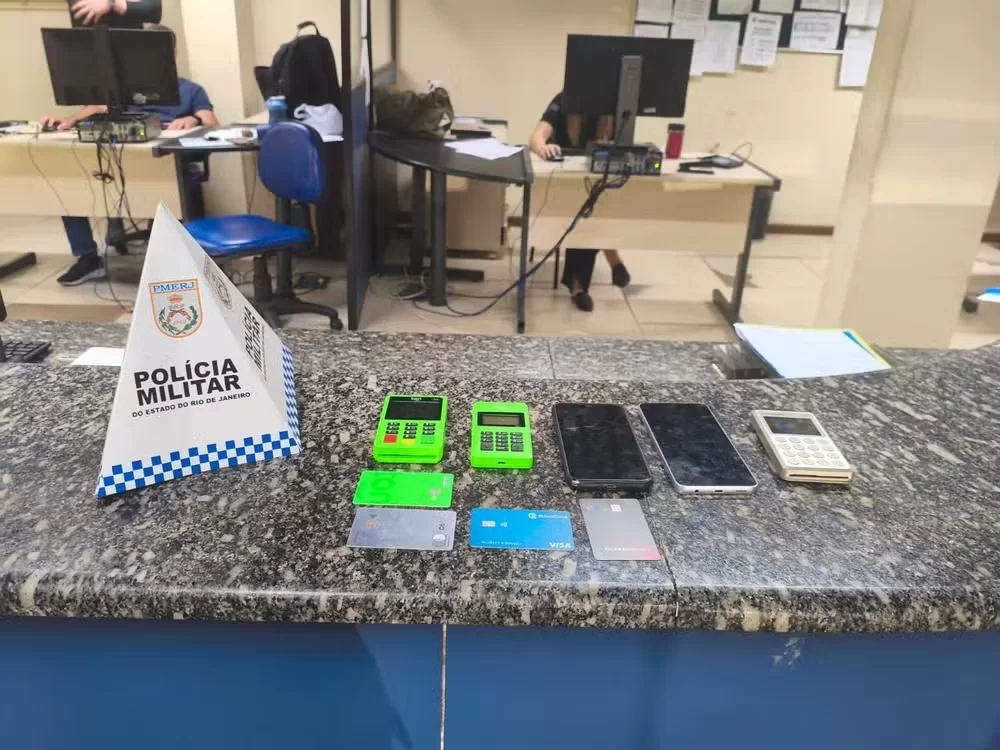 Taxista é preso suspeito de tentar cobrar R$ 3,4 mil de turistas alemães em Copacabana