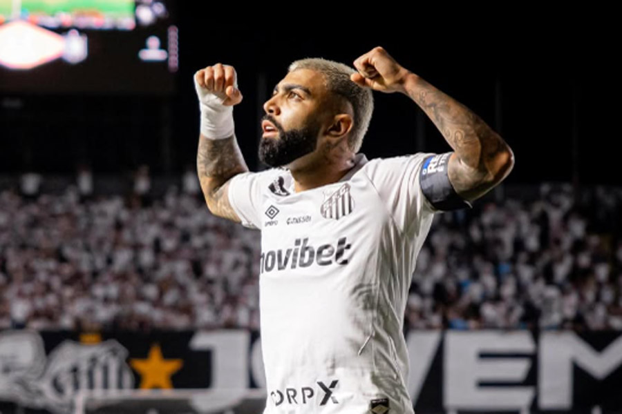 Com Neymar e Rodrygo na torcida, Gabigol comanda vitória e garante Santos nos playoffs da Sul-Americana