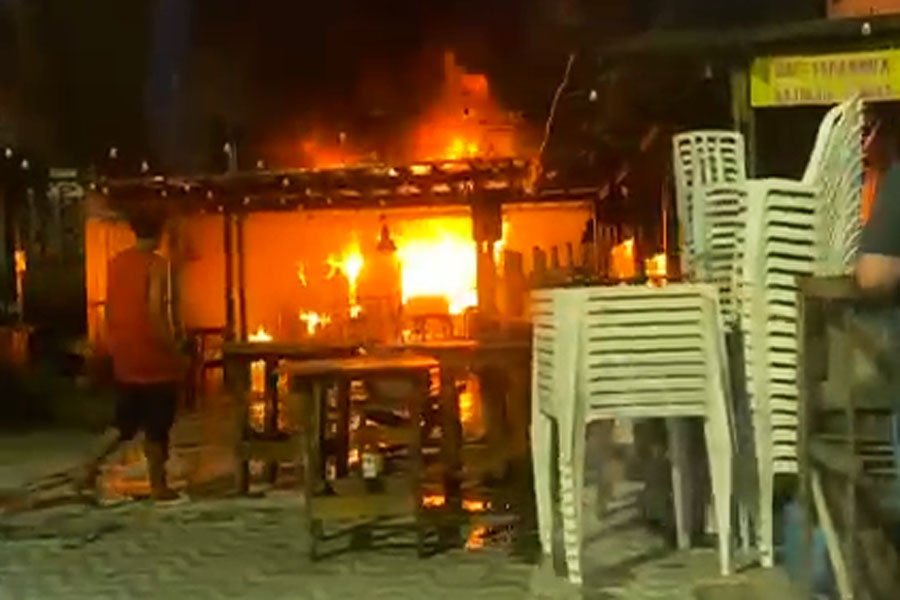Incêndio destrói adega na Aviação, em Praia Grande; VÍDEO
