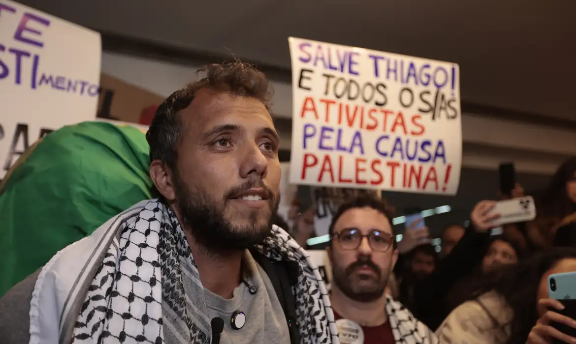 Ativista brasileiro detido em Israel relata tortura após captura em flotilha para Gaza