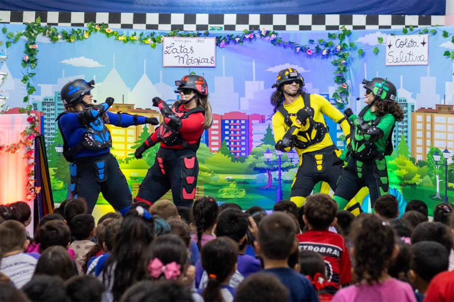 Projeto 'As Latas Mágicas Mudando o Mundo' leva teatro para ensinar sustentabilidade a crianças de Santos