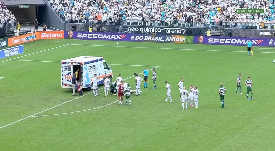 Socorrido de ambulância no jogo do Santos, Luan Peres está bem e acordado