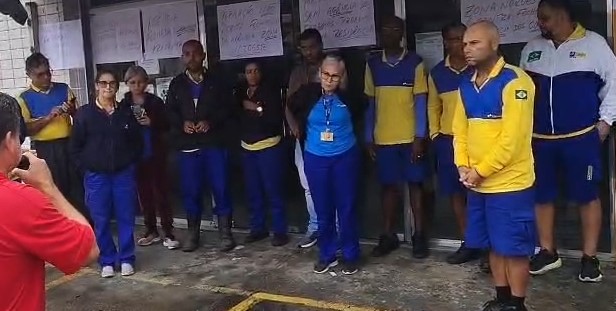 Trabalhadores dos Correios realizam protesto contra fechamento de unidades da Baixada Santista