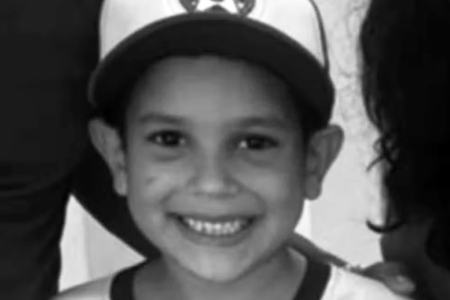 Familiares e amigos se despedem de menino de 8 anos que teria sido morto por padrasto em São Vicente